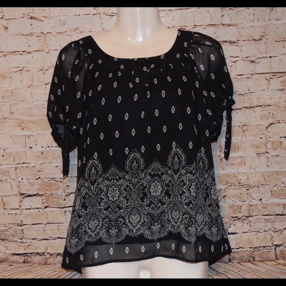 Black and white blouse with button